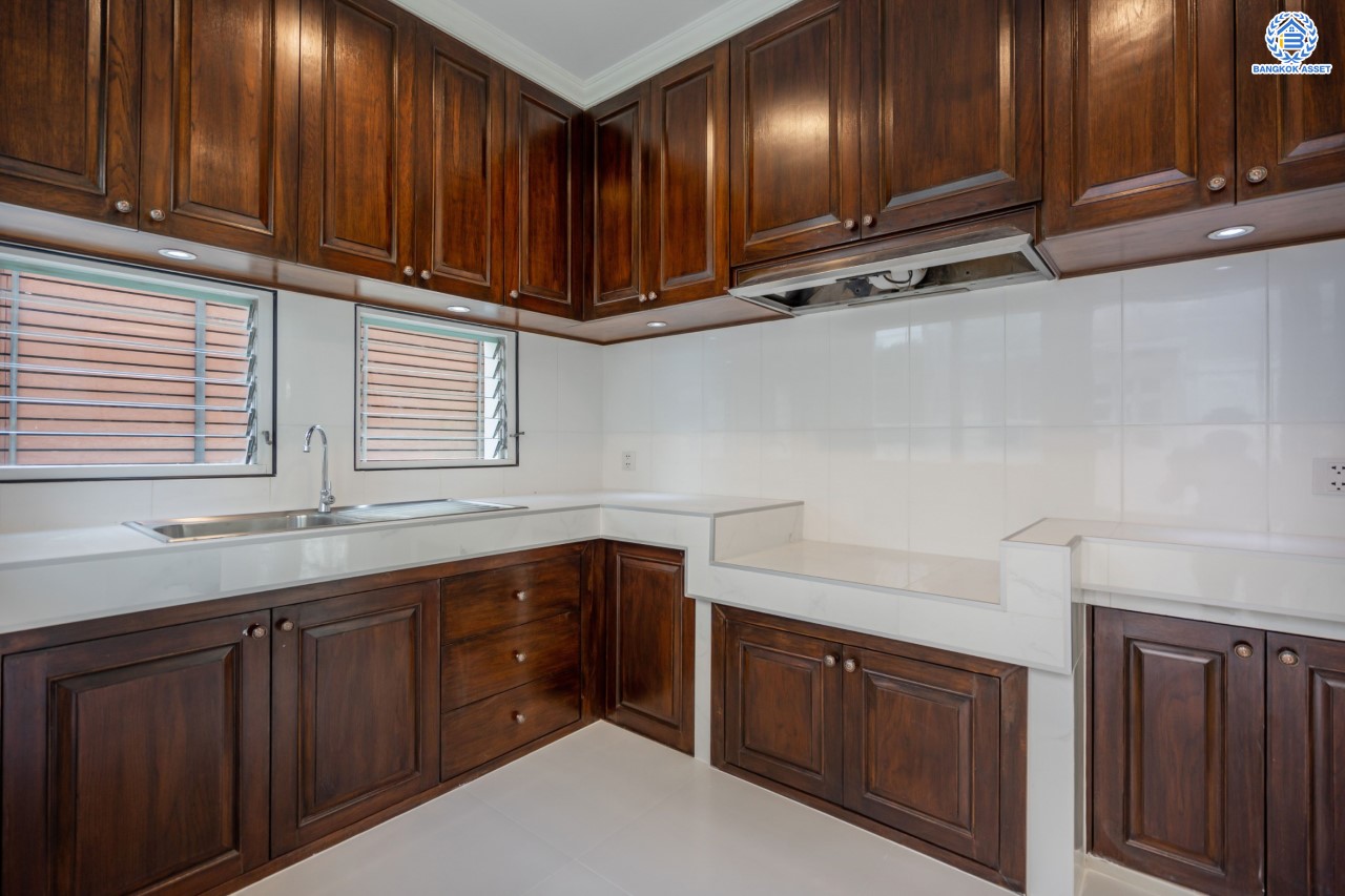 บ้านมือสองตกแต่งใหม่ ม.มัณฑนา นครอินทร์-พระราม5 หลังมุม เนื้อที่กว่า 57 ตร.ว. ฟังก์ชันจัดเต็ม 3 ห้องนอน 2 ห้องน้ำ จอดรถได้ 1 คัน พร้อม Living Room รองรับทุกความสุข ทำเลเดินทางสะดวก ใกล้ทางด่วน "ศรีรัช" และรถไฟฟ้า "สถานีบางรักใหญ่"